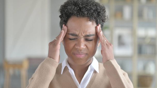 Portret wyczerpany African Girl o ból głowy - Zdjęcie, obraz