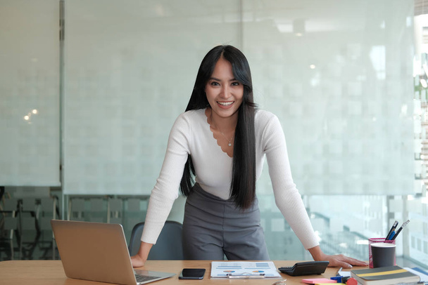 asian executive businesswoman woman smiling at business workplac - Fotoğraf, Görsel