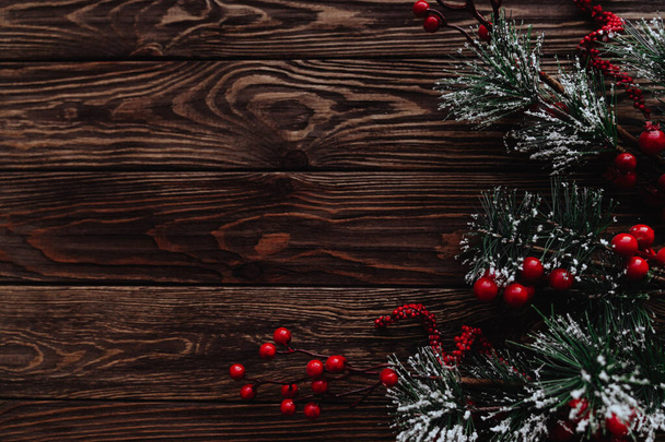 Tannenzweige mit Weihnachtsdekoration auf blauem Holzgrund. - Foto, Bild