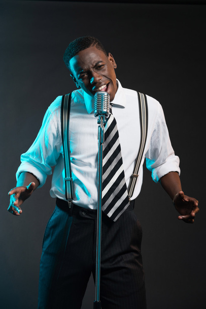 Retro cantante de jazz afroamericano con micrófono. Usando shir
 - Foto, imagen