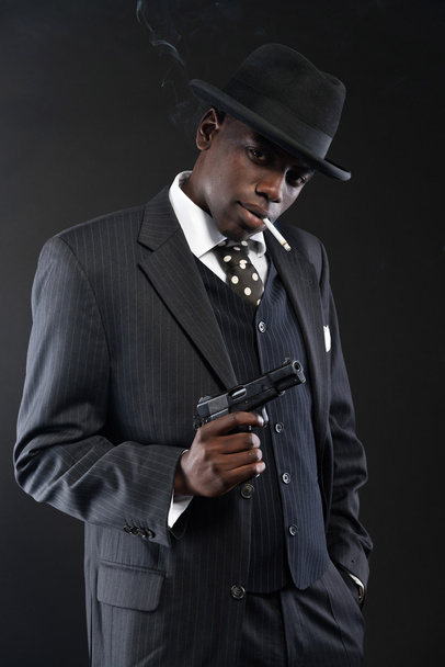 hombre de la mafia afroamericana retro con traje a rayas y corbata un
 - Foto, imagen