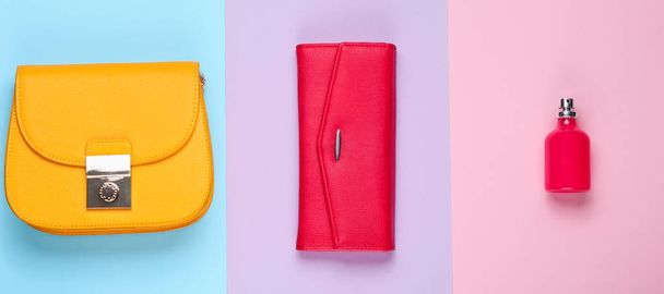 Minimalistinen muoti. Naisten muotiasusteet pastellitaustalla. Nahkalaukku, keltainen laukku, hajuvesipullo. Yläkuva - Valokuva, kuva