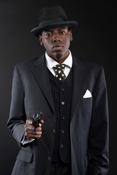 Людина ретро афро-американських мафія, носіння смугастій костюмі і краватці послугами - Фото, зображення