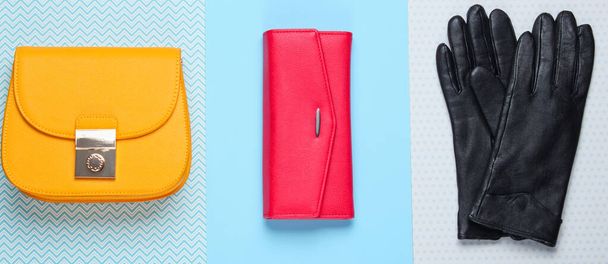 Moda minimalista. Accesorios de moda para mujer sobre fondo pastel. Bolso de cuero, bolso, guantes. Vista superior - Foto, imagen