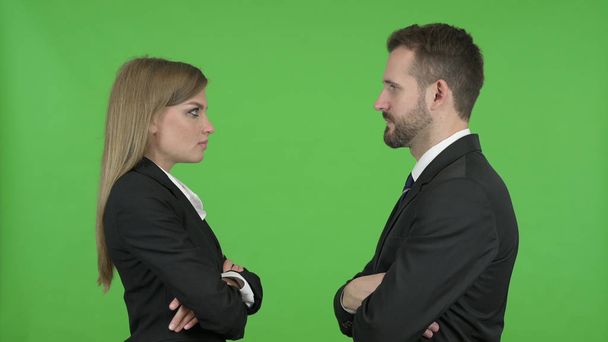 Мужчина и женщина-профессионал смотрят друг на друга против хрома-ключа
 - Фото, изображение