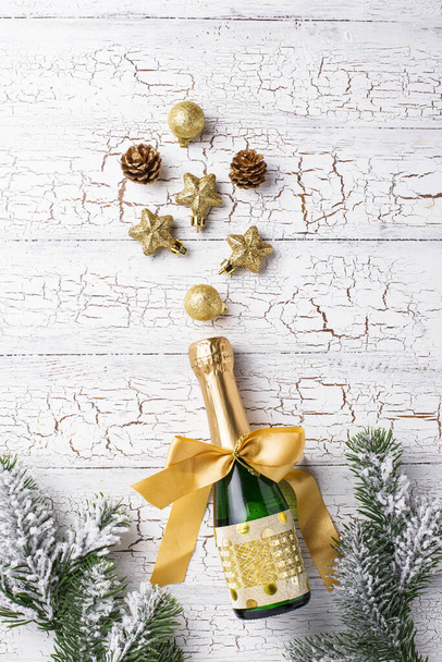 Butelka szampana w złotym opakowaniu - Zdjęcie, obraz