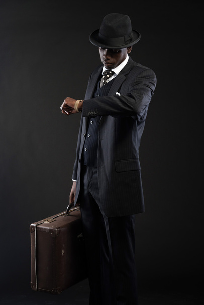 Retro afroamericano viajero vistiendo traje a rayas y corbata un
 - Foto, imagen