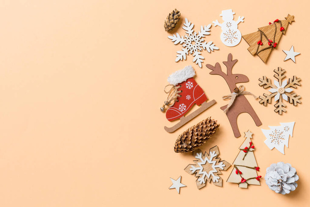 Vue du dessus des jouets et des décorations du Nouvel An sur fond orange. Concept de temps de Noël avec espace vide pour votre conception - Photo, image