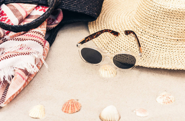 ヴィンテージ夏ウィッカーわらビーチバッグ、サングラス、帽子、カバー- u - 写真・画像