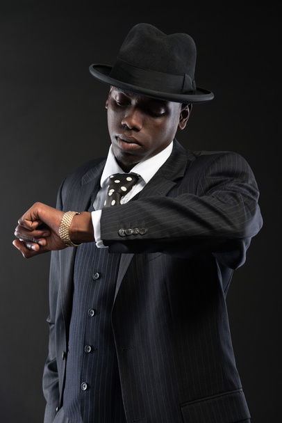 ρετρό αφρικανικός Αμερικανός γκάνγκστερ φορώντας ριγέ κοστούμι και γραβάτα και - Φωτογραφία, εικόνα