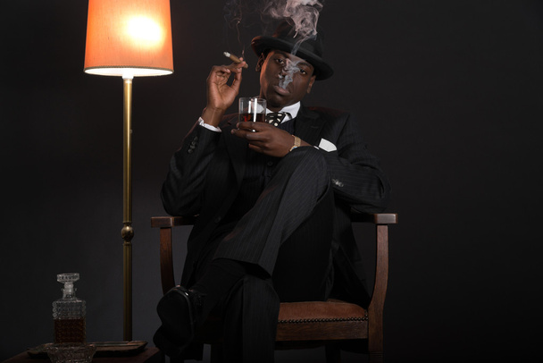 Retro Afro-Amerikaanse gangster man dragen gestreepte pak en stropdas - Foto, afbeelding