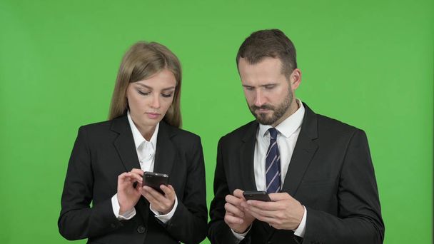 Οι επαγγελματίες ανδρών και γυναικών που χρησιμοποιούν έξυπνα τηλέφωνα κατά του πλήκτρου αποχρώσεων - Φωτογραφία, εικόνα