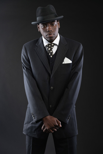 ρετρό αφρικανικός Αμερικανός γκάνγκστερ φορώντας ριγέ κοστούμι και γραβάτα και - Φωτογραφία, εικόνα