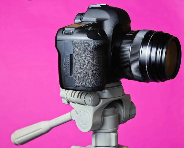 Modern digitális fényképezőgép állvány rózsaszín háttér.  - Fotó, kép