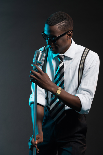 ρετρό αφρικανικός Αμερικανός τραγουδιστής τζαζ με μικρόφωνο. φορώντας shir - Φωτογραφία, εικόνα