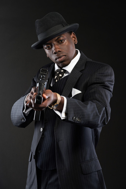 retro afrikanisch-amerikanischer Mafia-Mann in gestreiftem Anzug und Krawatte - Foto, Bild