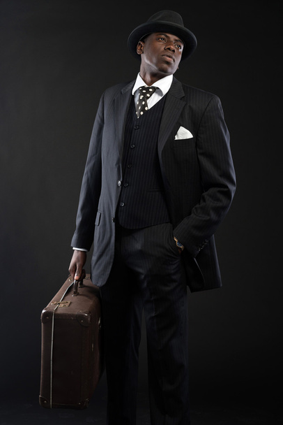 Африканский ретро-путешественник в полосатом костюме и галстуке
 - Фото, изображение