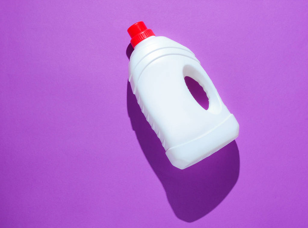Bottle of washing gel on purple background. Top view - Foto, Imagem