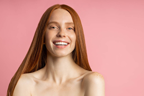 Beautiful spa woman with perfect fresh freckled skin - Fotografie, Obrázek
