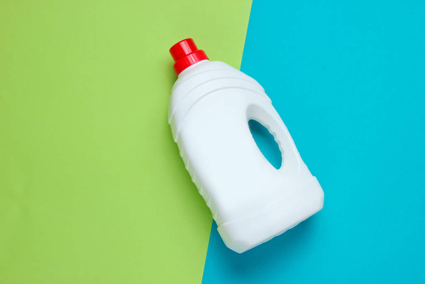 Бутылка геля для мытья на синем зеленом фоне. Вид сверху
 - Фото, изображение