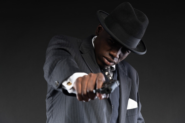 Rétro homme de la mafia afro-américaine portant un costume rayé et une cravate
 - Photo, image