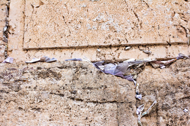 Jeruzalem. Muur van Tranen. De westelijke muur. Notities met verzoeken aan God in de westelijke muur. - Foto, afbeelding