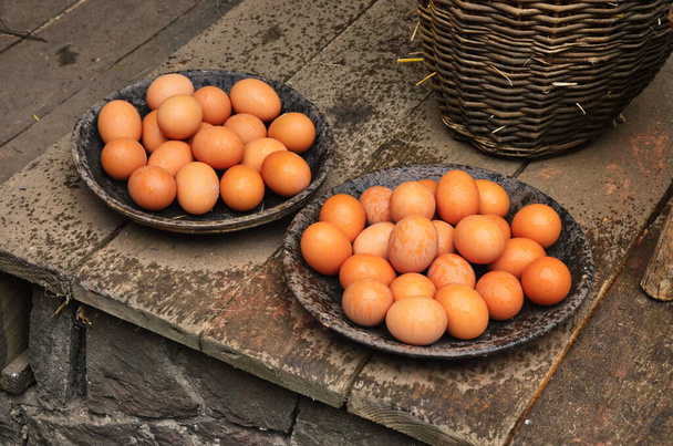 αυγά στο καλάθι, αυγά κότας στη φύση - Φωτογραφία, εικόνα