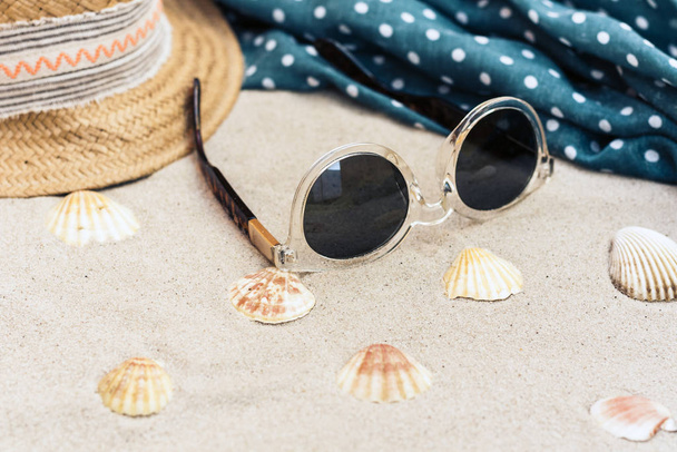 Vintage summer wicker straw beach hat, sun glasses, cover-up bea - Foto, Imagem
