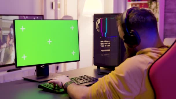 Καυκάσιος νεαρός άνδρας που παίζει online παιχνίδια στο δωμάτιό του - Πλάνα, βίντεο