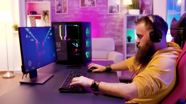 Succesvolle man ontspannen spelen online games in zijn kamer - Video