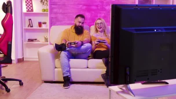Vidéo révélatrice de beaux jeunes couples jouant ensemble à des jeux vidéo
 - Séquence, vidéo