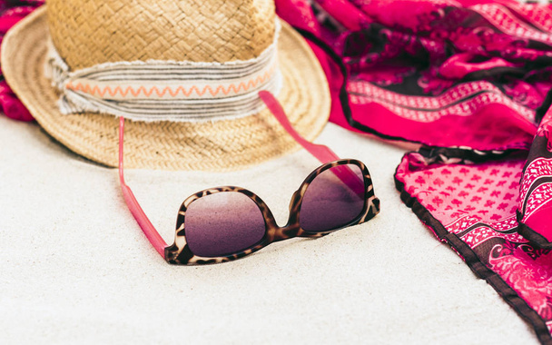 Cappello da spiaggia in vimini estivo vintage in paglia, occhiali da sole, bea insabbiamento
 - Foto, immagini