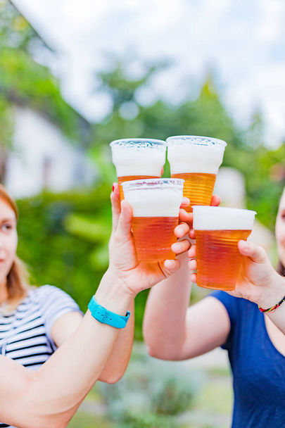 Amici che amano bere birra nel cortile
. - Foto, immagini