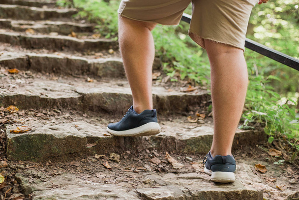 Feche a perna do jovem hipster homem uma pessoa caminhante sapato botas caminhadas. Esporte ou conceito de viagem
. - Foto, Imagem