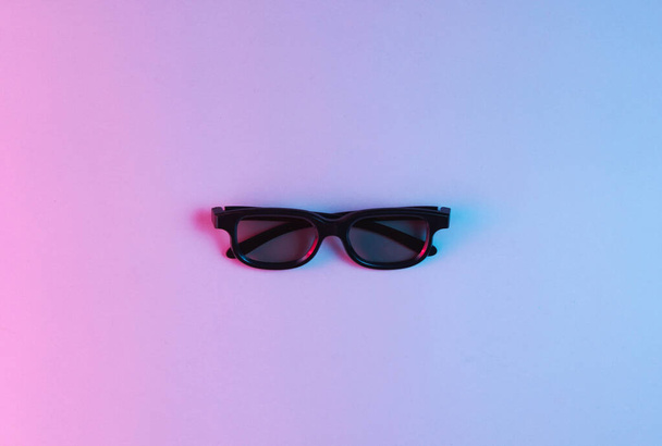 3D gözlükler. Neon ışığı, üst görünüm, minimalizm - Fotoğraf, Görsel