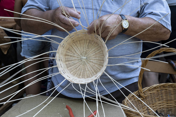 Le mani dell'artigiano fanno un cesto di vimini. Leon, Spagna
 - Foto, immagini