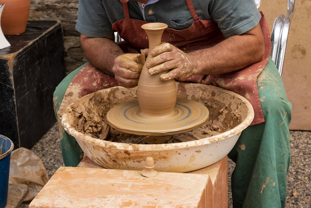 Maestro alfarero creando un tarro de barro o tarro. Jiménez de Jamuz
 - Foto, Imagen
