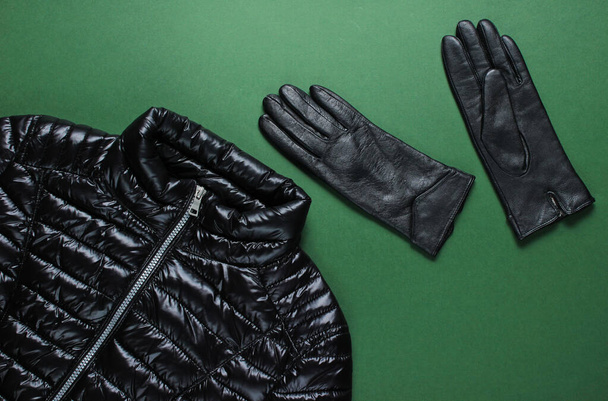 Μοντέρνα γυναικεία ρούχα και αξεσουάρ. Σακάκι, γάντια σε πράσινο φόντο. Άνω όψη - Φωτογραφία, εικόνα