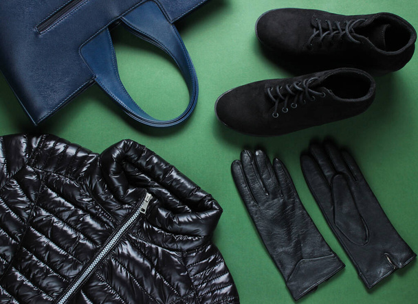 Şık kadın kıyafetleri ve aksesuarları. Ceket, eldivenler, botlar, yeşil arka planda çanta. Üst görünüm - Fotoğraf, Görsel