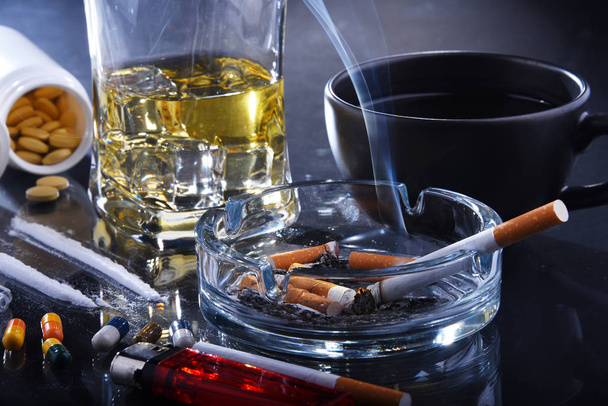 Εθιστικές ουσίες, συμπεριλαμβανομένων του αλκοόλ, των τσιγάρων και των ναρκωτικών - Φωτογραφία, εικόνα