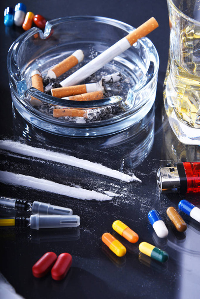 Riippuvuutta aiheuttavat aineet, mukaan lukien alkoholi, savukkeet ja huumeet - Valokuva, kuva