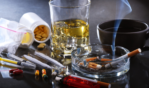 Riippuvuutta aiheuttavat aineet, mukaan lukien alkoholi, savukkeet ja huumeet - Valokuva, kuva