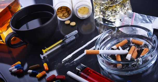 Sustancias adictivas, incluyendo alcohol, cigarrillos y drogas - Foto, imagen