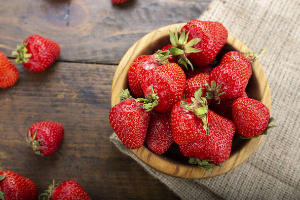 fresh strawberries in a plate - Φωτογραφία, εικόνα