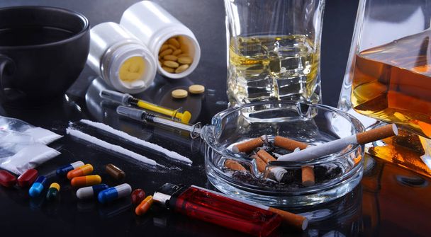 Substâncias viciantes, incluindo álcool, cigarros e drogas - Foto, Imagem