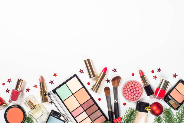 Maquillaje cosméticos profesionales con decoración de Navidad. - Foto, Imagen