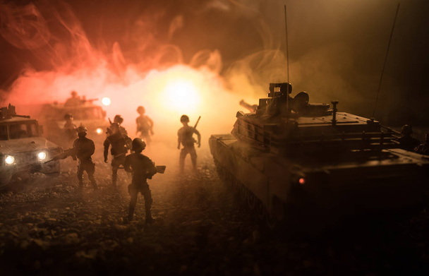 Militaire patrouille auto op zonsondergang achtergrond. Leger oorlog concept. Silhouet van gepantserde voertuig met soldaten gereed om aan te vallen. Illustraties decoratie. Selectieve aandacht - Foto, afbeelding