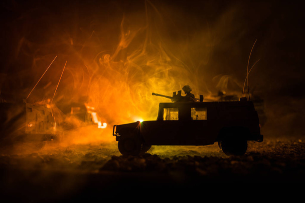 Військовий патрульний автомобіль на фоні заходу сонця. Концепція війни армії. Силует бронетехніки з солдатами, готовими атакувати. Художнє оздоблення. Вибірковий фокус
 - Фото, зображення