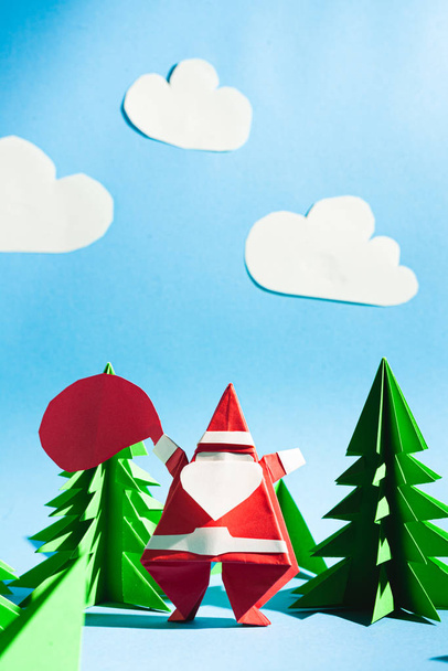 Origami Babbo Natale con una borsa di regali. Cartolina del fumetto. Foto stock carta fatta a mano
. - Foto, immagini