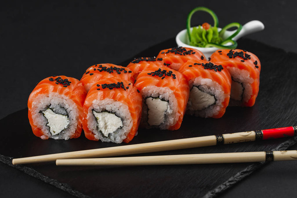 sushi sobre un fondo negro  - Foto, Imagen